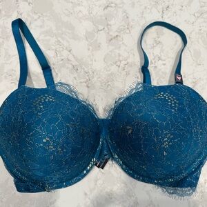 NWT Victoria’s Secret Very Sexy Teal Lace Bra Size-38DD.